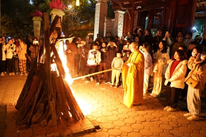 Khoảnh khắc 300 Thầy trò đón năm mới 2023 tại chùa Bằng